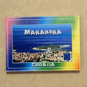 Makarska Croatia Magnet-Souvenir - Färgglad souvenir-magnet med motiv från Makarska, Kroatien. Perfekt för kylskåpet eller som minne från resan. Magneten är i gott skick utan synliga defekter och har tydlig bild och text. Tillverkad i Kroatien av N. Čagalj-Nautilus.