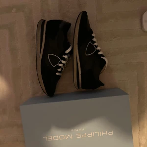 Svarta Philippe Model sneakers - Snygga svarta sneakers från Philippe Model med vita snören. Skorna kommer med box och svarta snören. PRISET KAN DISKUTERAS 