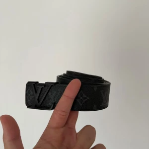 Svart bälte - Snyggt svart skärp mattsvart spänne. Bältet är gjort i skinn med en brun insida och har en stilren, exklusiv känsla. Perfekt accessoar för att lyfta din outfit.