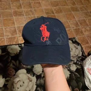 Polo Keps  - Snygg blå keps från Polo Ralph Lauren. Pris kan diskuteras. 