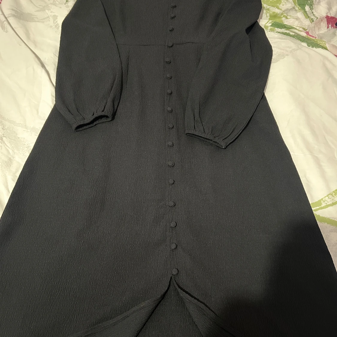 Svart långklänning med knappar - 1