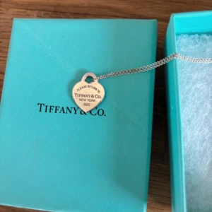 Tiffany & Co. halsband - Selling my Tiffany necklace in real silver. I’m selling it because I don’t wear silver anymore. Reciept is not included since the purchase was made in 2018. The heart tag is the small version. If you’re unsure about the authenticity go to a  Tiffany store and get the necklace cleaned. Or contact a professional online. (I’m from Denmark if you’re interested contact me on vinted nico918n 🩷