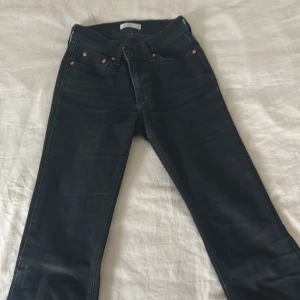 Svarta jeans Gina - Svarta jeans från Ginatricot i storlek 32. Bootcut och super snygga!! Skriv för bild på. ⚠️Uppsprättade nertill