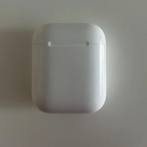 AirPods  - AirPods skal men hörlurarna är borta… den är i mycket bra skick 