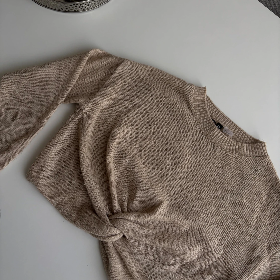 Stickad tröja med knut framtill - 1