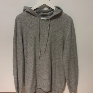 Snygg grå cashmere hoodie (stickad) i storlek S  - Snygg grå stickad hoodie, den är i storlek S, är i väldigt bra skick 