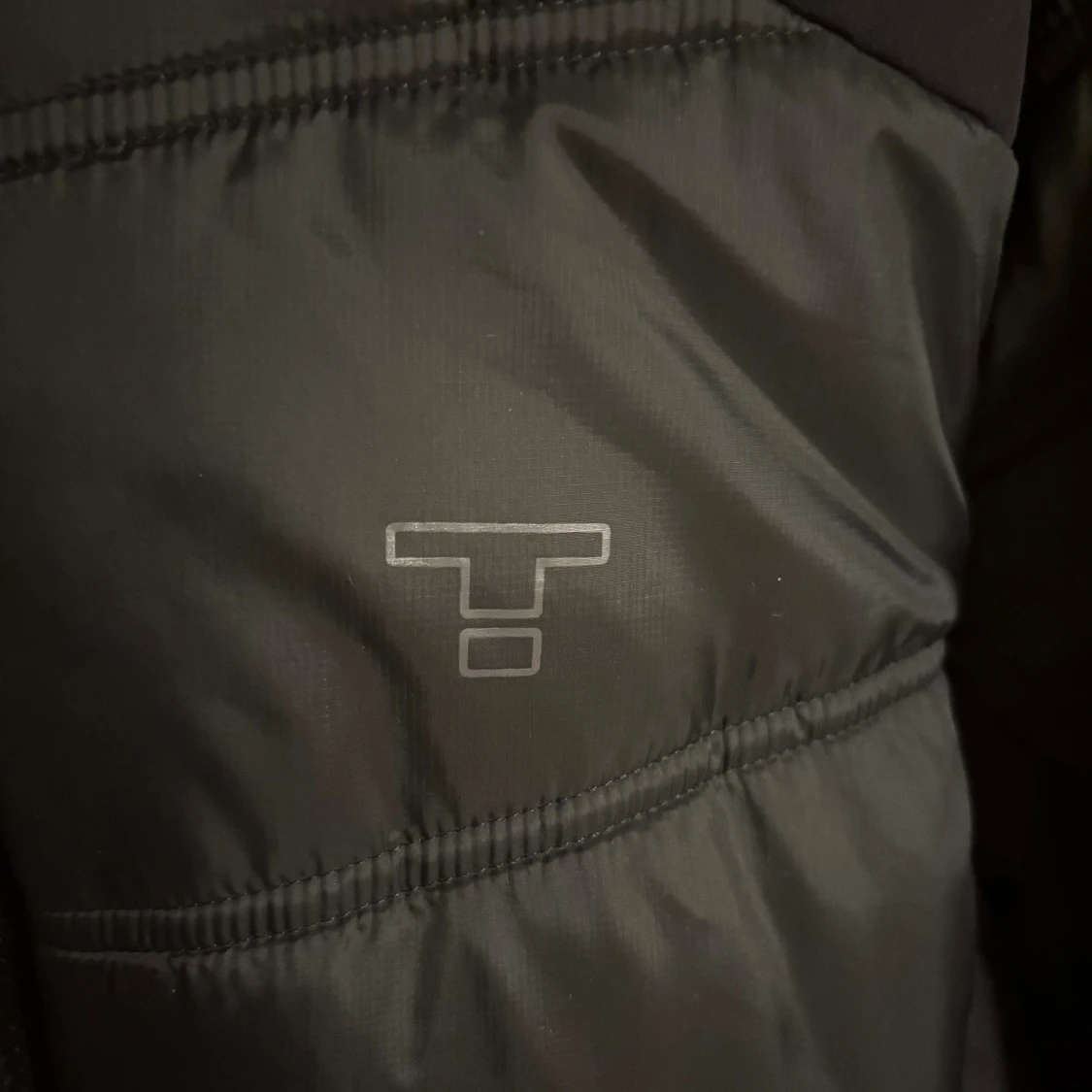 Svart pufferjacka från Tenson med huva - 2