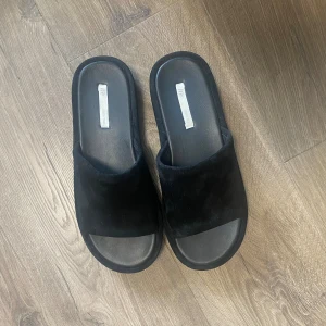 Svarta mockasandaler - Svarta sandaler från H&M med liten hög sula. Väldiga fina och bekväma. Inte fått andväning av de då de är lite stora för mig, därför säljer de. 
