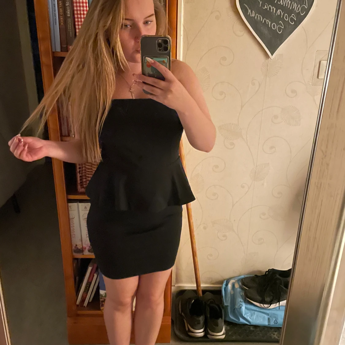 Svart axelbandslös peplumklänning - 2