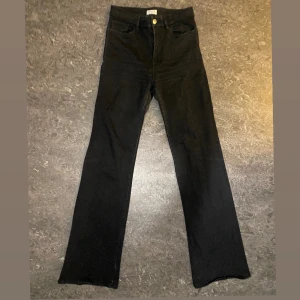Svarta bootcut jeans från Lindex - Stretchiga snygga svarta bootcut jeans från Lindex med hög midja 