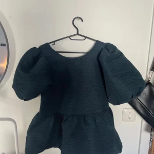 Blus med knytning i ryggen - Jättefin puff-blus från Carin Wester med prislappen kvar. Nypris: 599kr💗