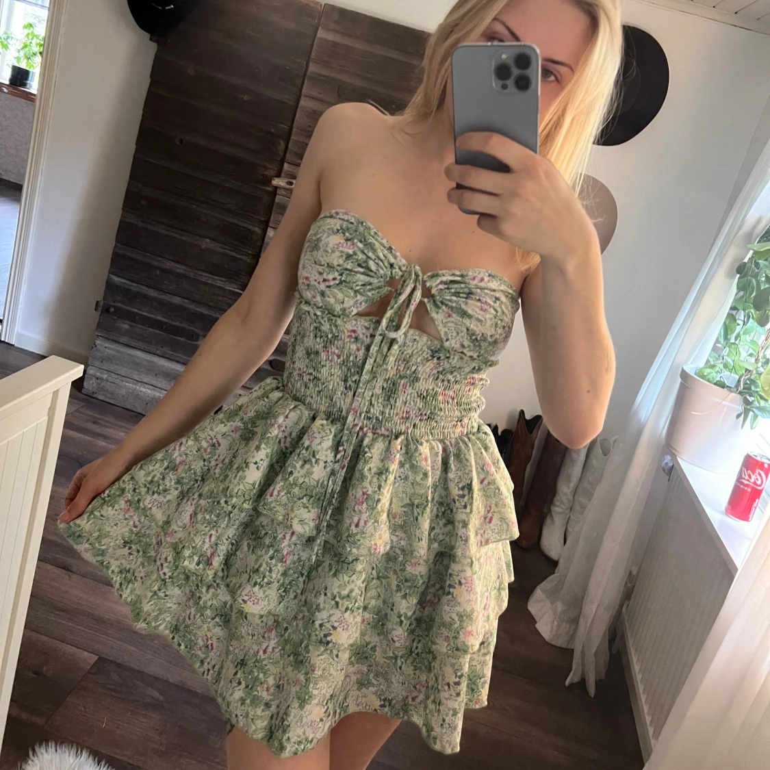 Grön blommig kortklänning med volang