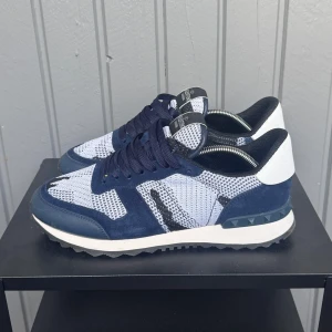 Valentino rockrunners - Säljer nu dessa valentino rockrunners i den mest populäraste och unikaste design som är perfekt inför kyligare dagar| storlek 42 | dustbag och extra skosnören medföljer| skick - 9/10 | skriv vid frågor och funderingar :)