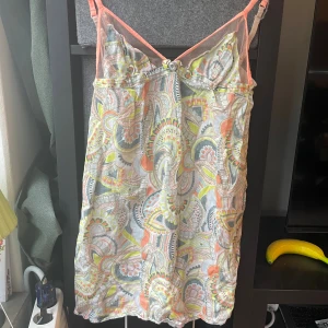 Liten söt sommarklänning - Köpte denna på sellpy men säljer då den är på tok för liten i bysten för mig🥲 klänningen är även väldigt kort, mer ett linne och perfekt att använda som tunika. Köpare står för frakt som jag tror ligger på 26kr skriv till mig för fler frågor eller bilder😊