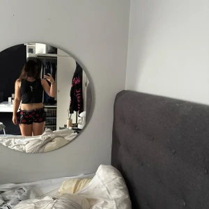 Rs top - Säljer en svart rs top. Toppen har bra pass form och är riktigt skön att ha på sig. Perfekt för dig som gillar att träna och ha  snygg stil.