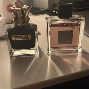 Scandal herrparfym med unik design - Stilren parfym med iögonfallande krona på korken. Perfekt för dig som vill sticka ut och addera en cool touch till din samling. Märket Scandal syns tydligt på flaskan. Volym och ingredienser framgår ej.