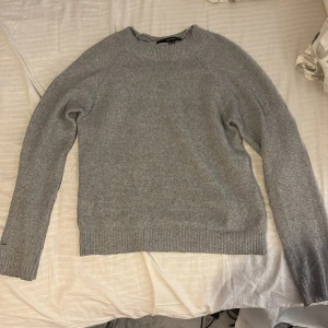 Grå stickad tröja från Vero Moda - Mysig grå stickad tröja från Vero Moda. 