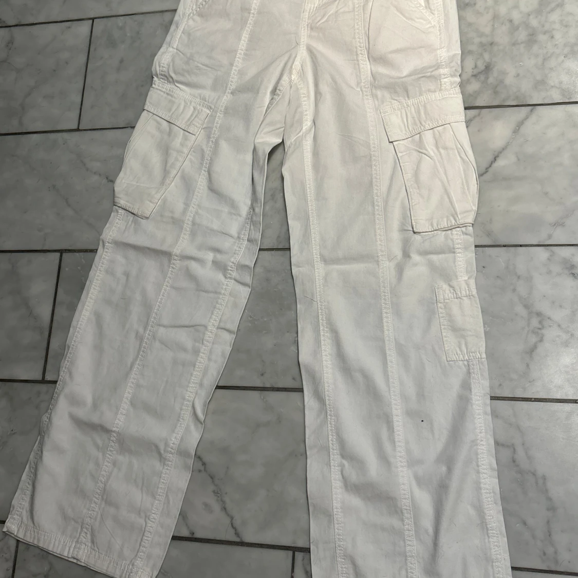 Vita cargobyxor från Divided, stl 34