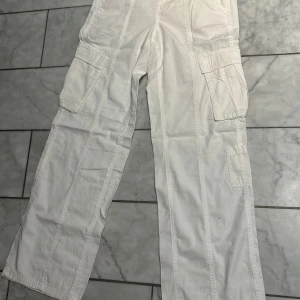 Vita cargobyxor från Divided, stl 34 - Vita cargobyxor från Divided helt nya! Skriv om frågor osv och kolla gärna min profil