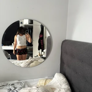 Rs top  - Säljer en vit rs topp shorts med går vita små ränder som mönster. Perfekta för sommaren och riktigt skön att träna i. Materialet känns mjukt och lätt, troligen bomull eller polyester.