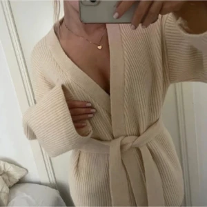 Beige ribbad omlottkofta med bälte - Helt ny! 