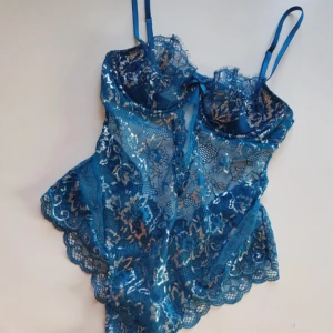 Victoria’s secret body - Jättefin body från Victoria’s secret i storlek XS. Silvriga glittriga detaljer. Säljs pga för liten.