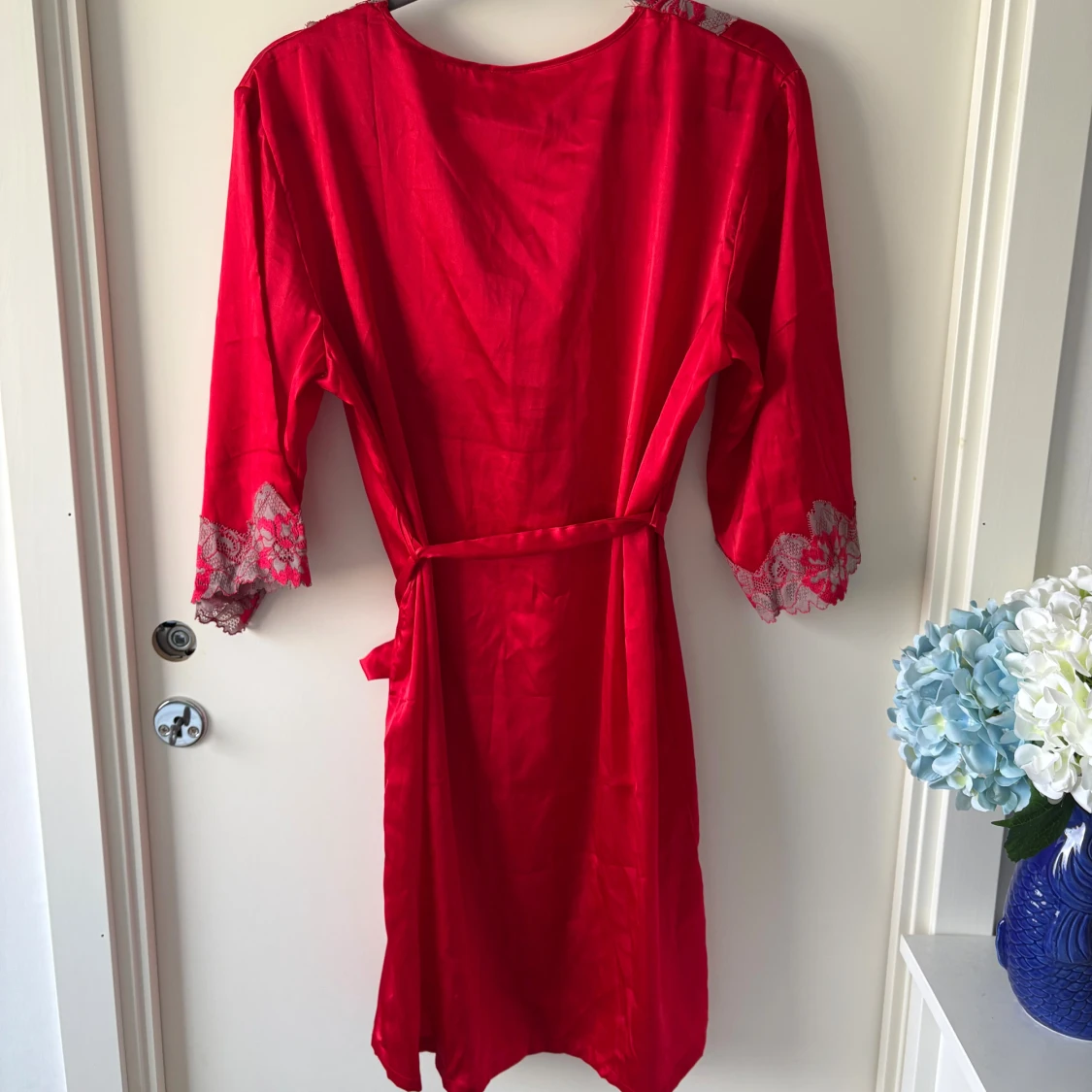 Röd kimono med spetsdetaljer - 1