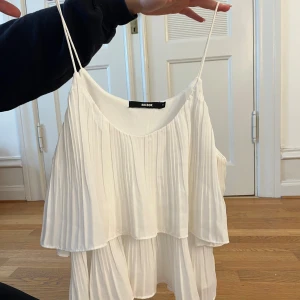 Vit topp  - En topp/linne från bikbok. Är i fint skick och nästan inte använt.