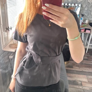 Zara blus  - Topp ifrån Zara med ett band som går och knyta hur man vill💓 mycket bra skick storlek Xs men är lite pösig så passar både xs/s