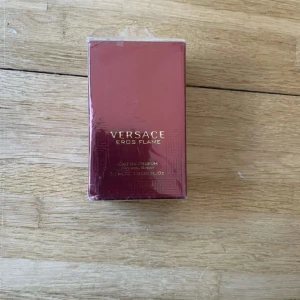 Versace Eros Flame 30ml EdP - Versace Eros Flame Eau de Parfum, 30 ml. Ingredienser: Alcohol Denat, Parfum (Fragrance), Aqua (Water), Limonene, Linalool, Citral, Geraniol m.fl. Tillverkad i Italien. Snygg och lyxig parfym för dig som vill sticka ut.