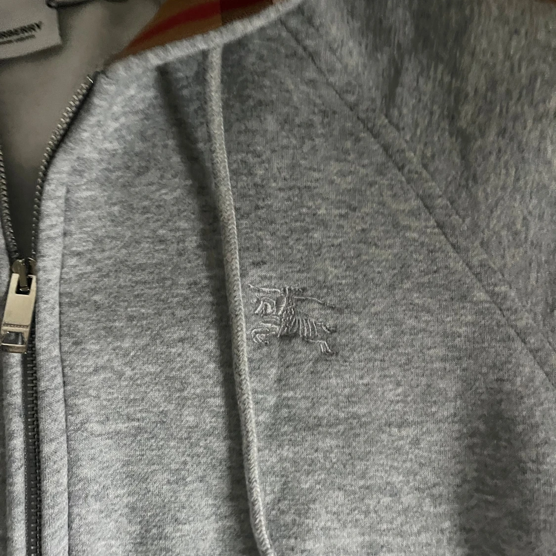 Grå hoodie från Burberry med dragkedja - 2