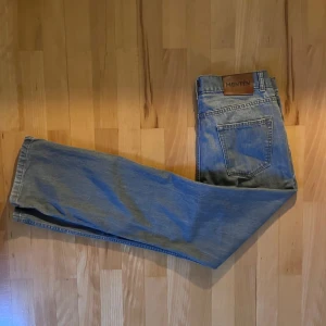 Elis Monten jeans strl 32/32 -  Monten jeans | Snygg byxa i lite vidare passform liknande Levis 506  Strl är 32/32 och har grymt bra passform!   Har sparsamt använts och är i bra skick  