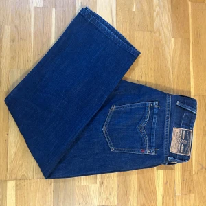 Replay jeans  - Replay jeans billstrong 33/32, marinblå. Snygg rak passform, bra kvalitet och fint skick.