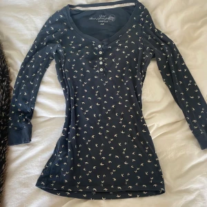 Marinblå tröja - Marinblå tröja med knappar. Ger mig twilight vibes. Är i strl xs