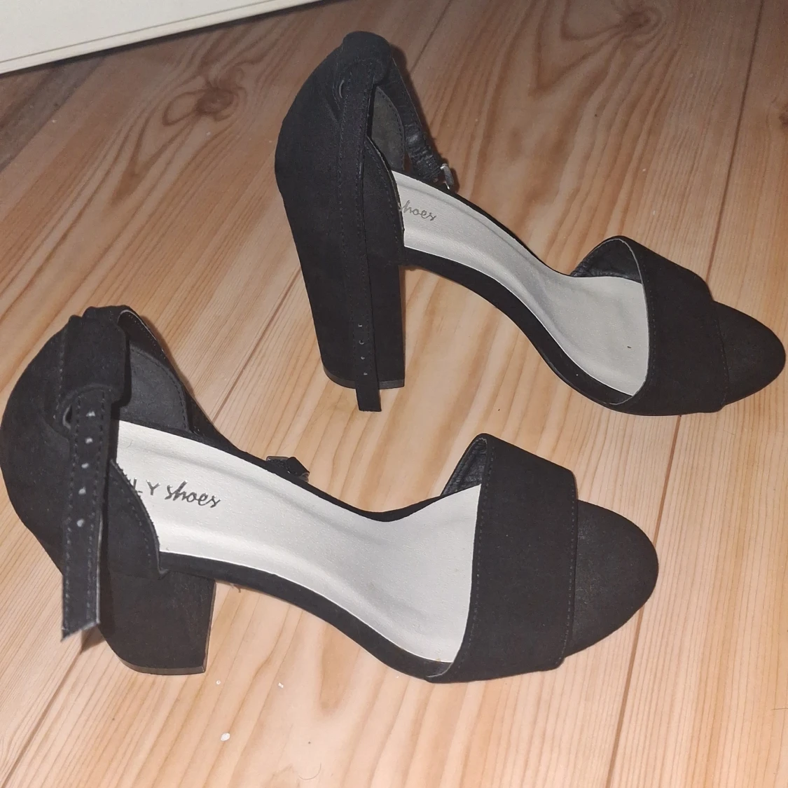Svarta klackskor med öppen tå - 1