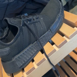 Svarta Adidas NMD sneakers strl 41 - Nya nmd använda två gånger, för små för mig 