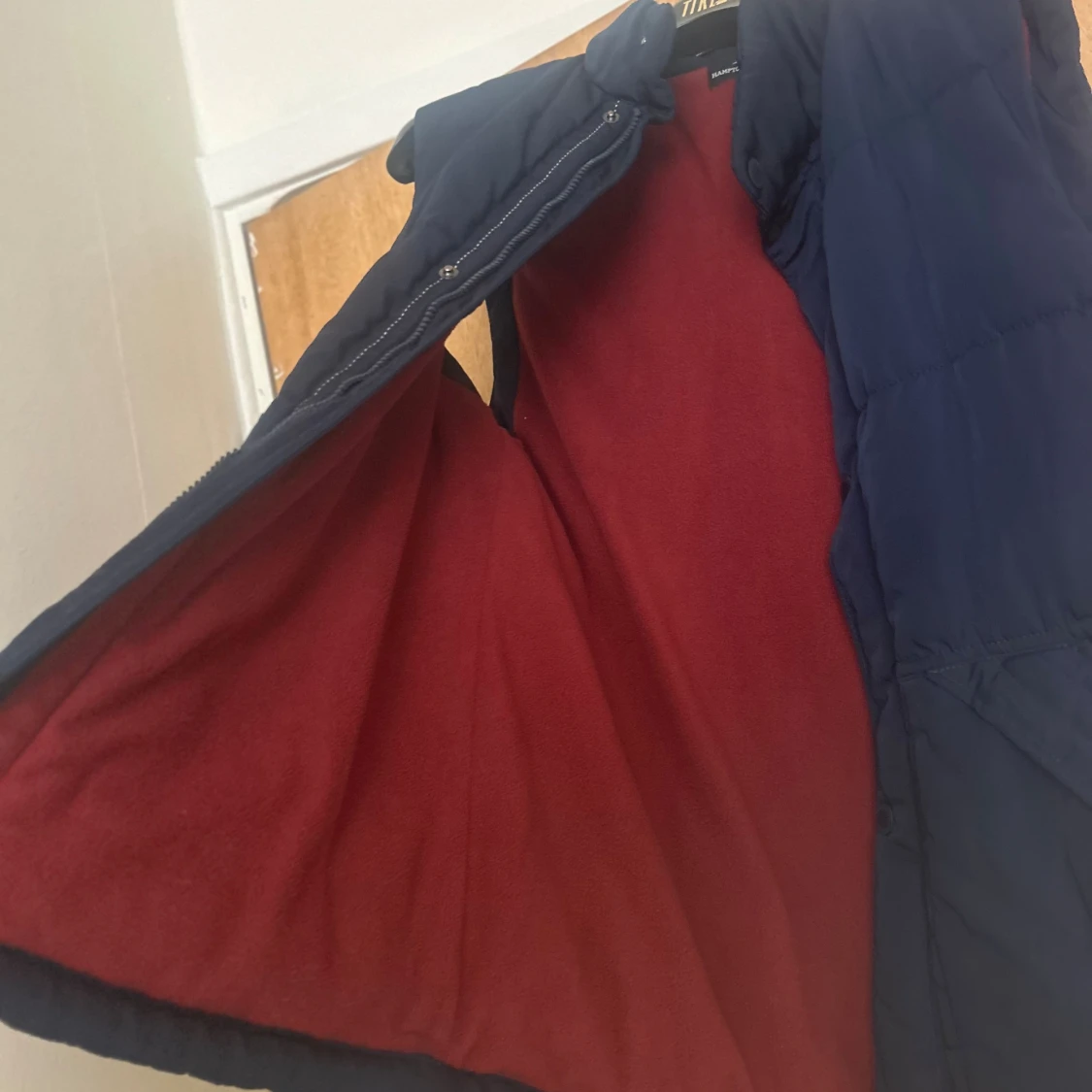 Mörkblå dunväst med röd fleecefoder - 1