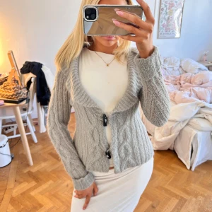 grå stickad kofta  - superfin 