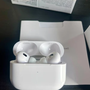AirPods Pro (2nd generation) kvitto finns! - Apple AirPods Pro (2nd gen) med MagSafe-laddningsetui, extra öronkuddar och USB-C kabel. Aktiv brusreducering och hög ljudkvalitet. Kvitto finns!