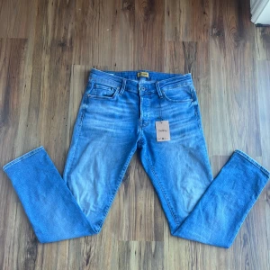 Jack & Jones 31/30 slim Glenn  - Säljer nu mina Jack & Jones jeans i  storlek 31/30! Nytt skick oanvända ! Byxorna är i slim glenn model! Bara att skriva vid minsta fundering! Jag skickar samma dag eller dagen efter!