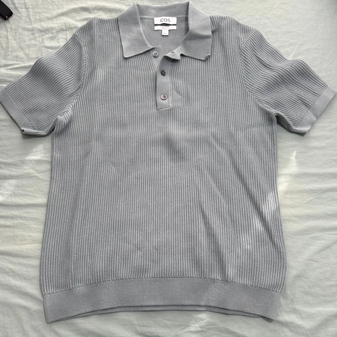 Grå stickad pikétröja från COS