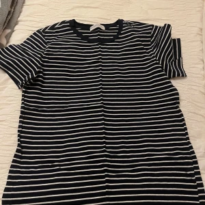 Blå vit  randig tshirt - En randig mörkblå/vit tshirt från stradivarius stl S, nästan aldrig använd.