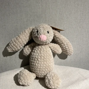 Virkad kanin - En virkad kanin i velour garn med sydda ögon och nos.