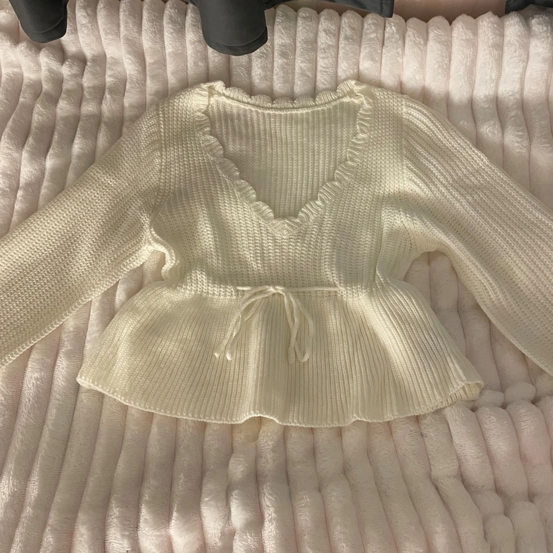 Vit stickad tröja med volangkant - 1