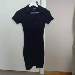 svart klänning från H&M - aldrig använd, helt ny. kommer inte till användning därför säljer jag den  pris går att diskutera!