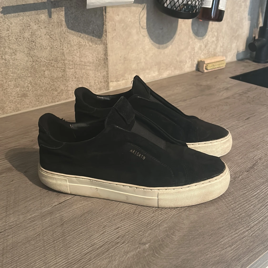 Svarta Arigato sneakers i mocka - 1