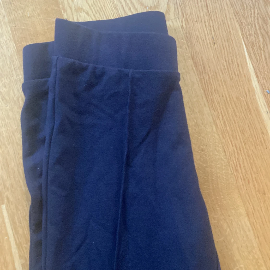 Mörkblå bootcut byxor med pressveck - 3