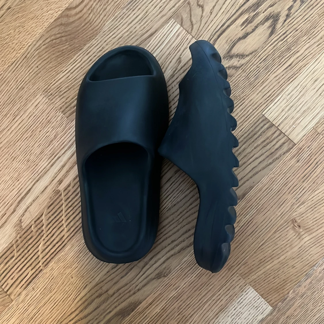 Svarta Adidas Yeezy Slides - 2