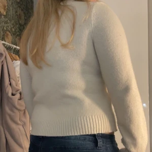 Stickad tröja  - Beige stickad stickad tröja ifrån HM. Super fin men kommer inte till användning.