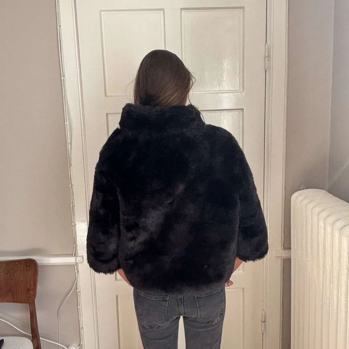 Svart pälsjacka med croppad passform - 1
